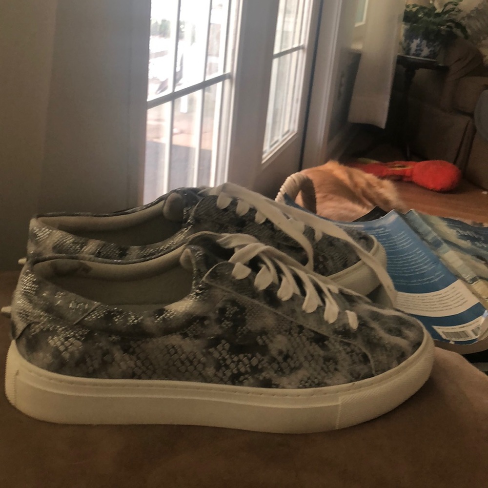 J slides in silver/grey/ white  tie pattern